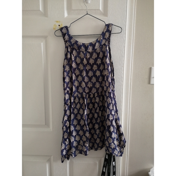 Cute light sundress - Picture 2 of 2